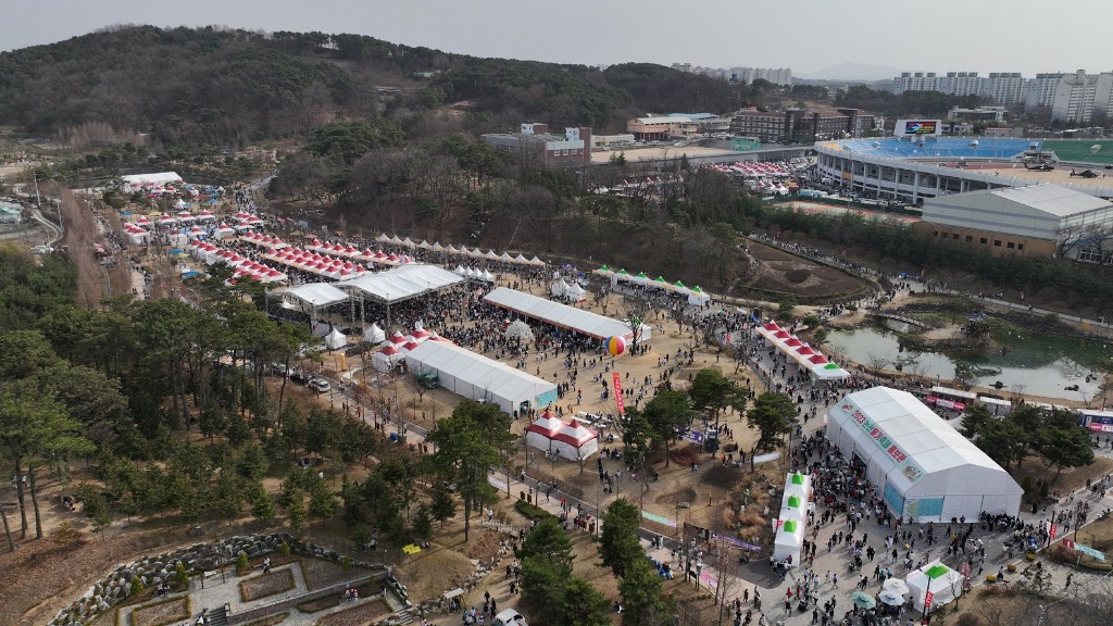 딸기축제 이모저모 4일차 (8) - 인산인해 이룬 축제장.JPG