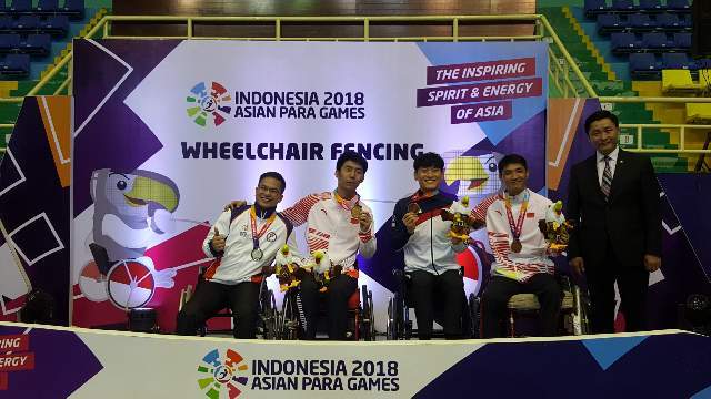 7일 열린 2018 인도네시아 장애인아시안게임에서 세종GKL휠체어펜싱팀 심재훈 선수(왼쪽에서 세 번째)가 동메달을 목에 걸고 환하게 웃고 있다.