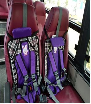 세종시교육청은 관내 모든 어린이통학버스에 「잠자는 아이 확인(Sleeping Child Check) 장치」를 설치한다. 사진은 세종시교육청이 운영하는 어린이통학차량에 카시트가 설치된 장면