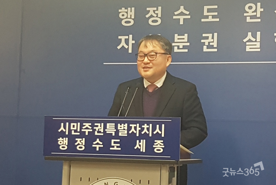 김현기 자치분권국장이 17일 정례븨리핑을 통해 '2019년도 자치분권문화국 주요 업무계획'에 대해 설명하고 있다.