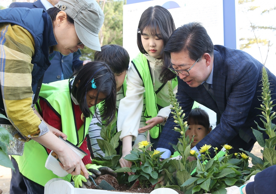 양승조 지사가 13일 아산 지중해마을에서 열린 지중해마을 봄 가족축제에서 초등학교 학생, 학부모와 함께 꽃을 심고 있다.