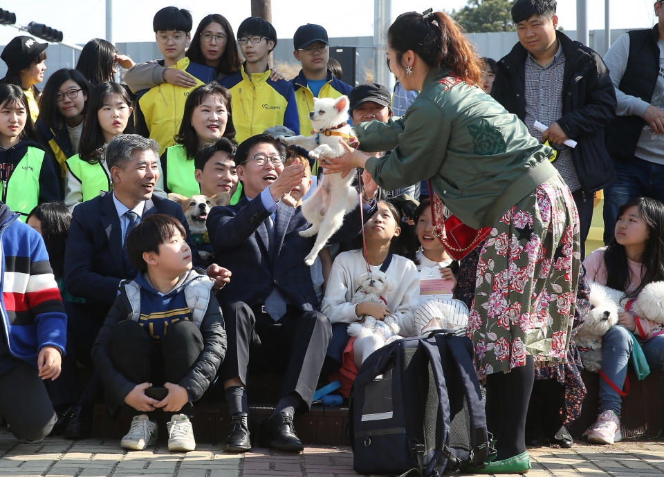 양승조 지사가 13일 아산 지중해마을에서 열린 지중해마을 봄 가족축제에서 반려견과 함께하고 있다.