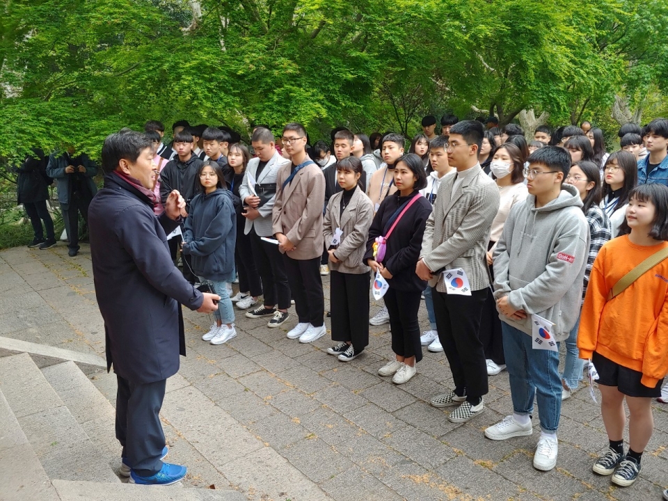 윤봉길 의사의 의거 현장인 루쉰(구 홍커우) 공원을 찾은 강경상업고등학교 학생들이 황명선 시장이 전하는 독립운동사를 듣고 있다.