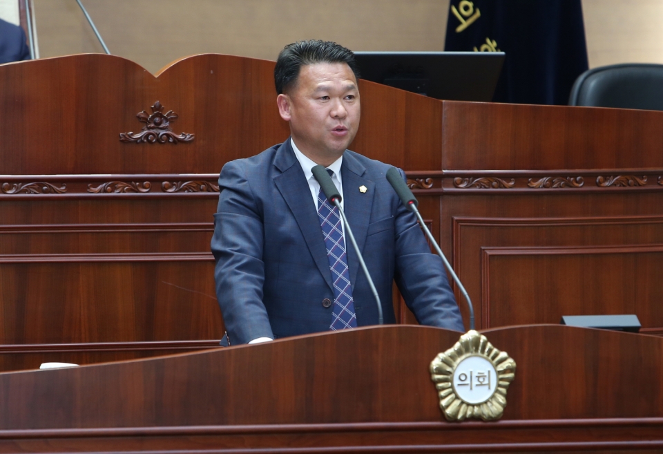 천안시의회 제221회 임시회 1차 본회의에서 5분발언을 하고 있는 권오중 의원
