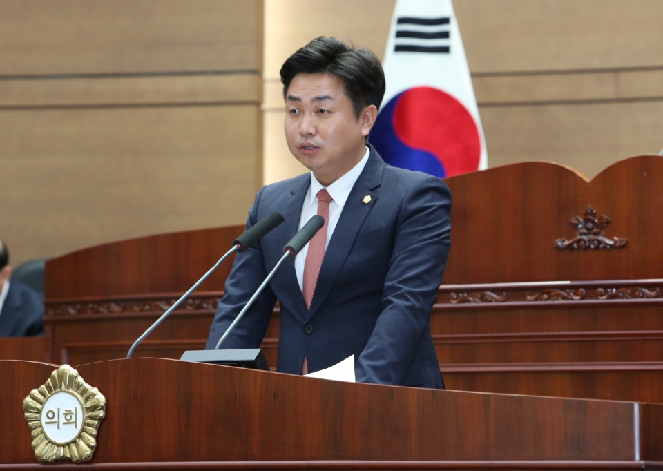 천안시의회 제221회 임시회 1차 본회의에서 5분발언을 진행하고 있는 김철환 의원