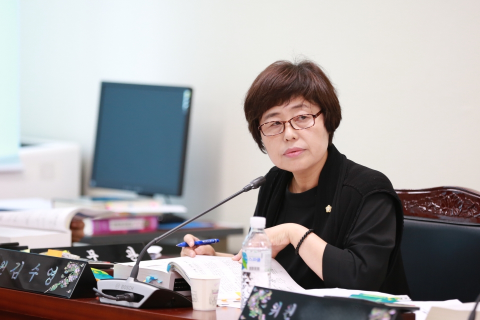 기획행정위원회 김수영의원이 전통시장 활성화 및 마을만들기사업에 대하여 집중질의 하고 있다.