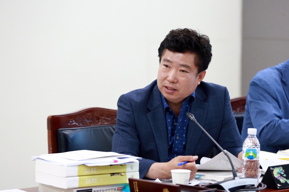 건설도시위원회 최재영의원이 장기미추진사업장에 대한 대책마련에 집중질의 하고 있다.