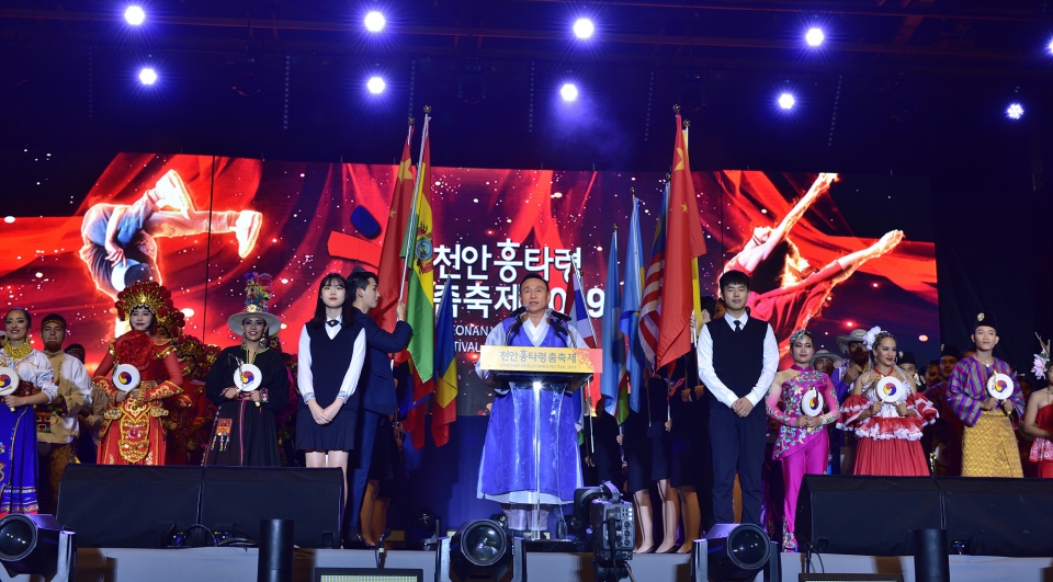천안흥타령춤축제2019가 25일 천안삼거리공원에서 화려한 막을 올린 가운데 구본영 시장이 개막 선언을 하고 있다.