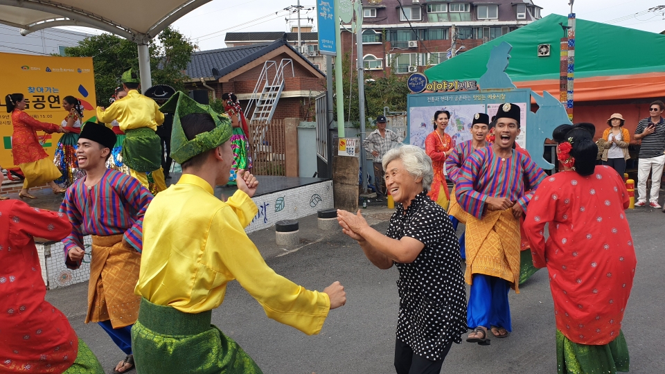 26일 흥타령춤축제2019의 일환으로 외국 무용단이 성환 이화시장을 찾아 주민들에게 공연을 선보이고 함께 어울려 춤을 추고 있다.