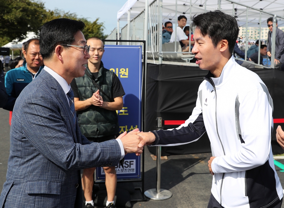 양승조 지사가 6일 서울 이촌 한강공원 롤러스케이트장에서 전국체전 롤러경기에 출전하는 충남 선수를 격려하고 있다.