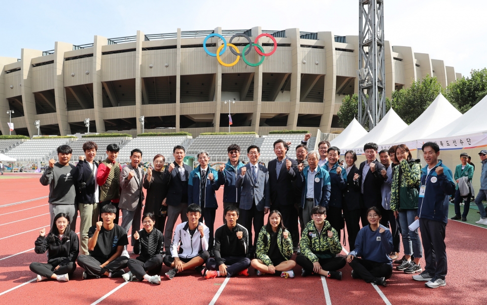 양승조 지사가 6일 잠실종합운동장에서 전국체전 출전 선수 및 체육회 관계자들과 화이팅 외치며 기념사진을 찍고 있다.