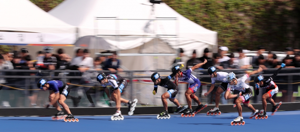6일 서울 이촌 한강공원 롤러스케이트장에서 열린 남자 일반부 스피드 1000mO.R 예선 3조에서 선수들이 경기를 하고 있다.