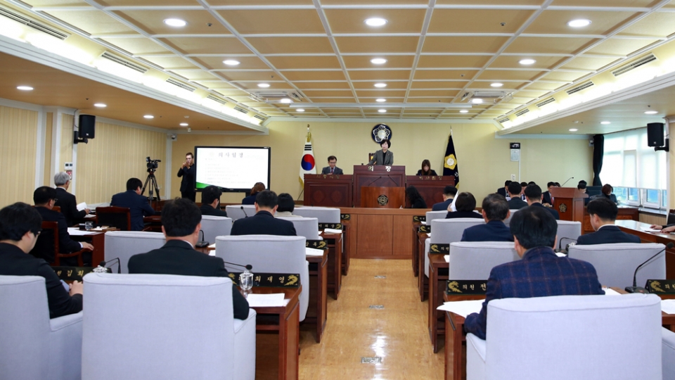 김영애 의장이 11월 25일부터 12월 19일까지 25일간의 일정으로 제216회 제2차 정례회를 개회하고 있다.