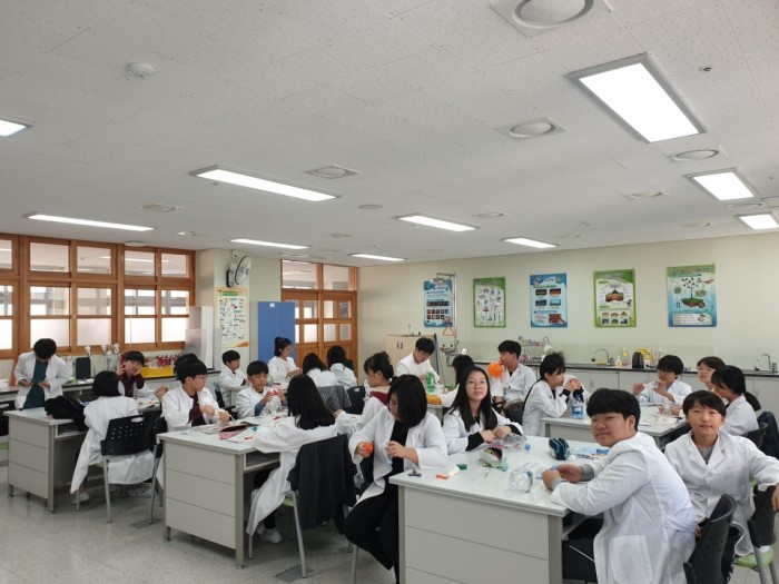 세종시 한 중학교에서 학생들이 과학 실험 수업을 진행하고 있다.
