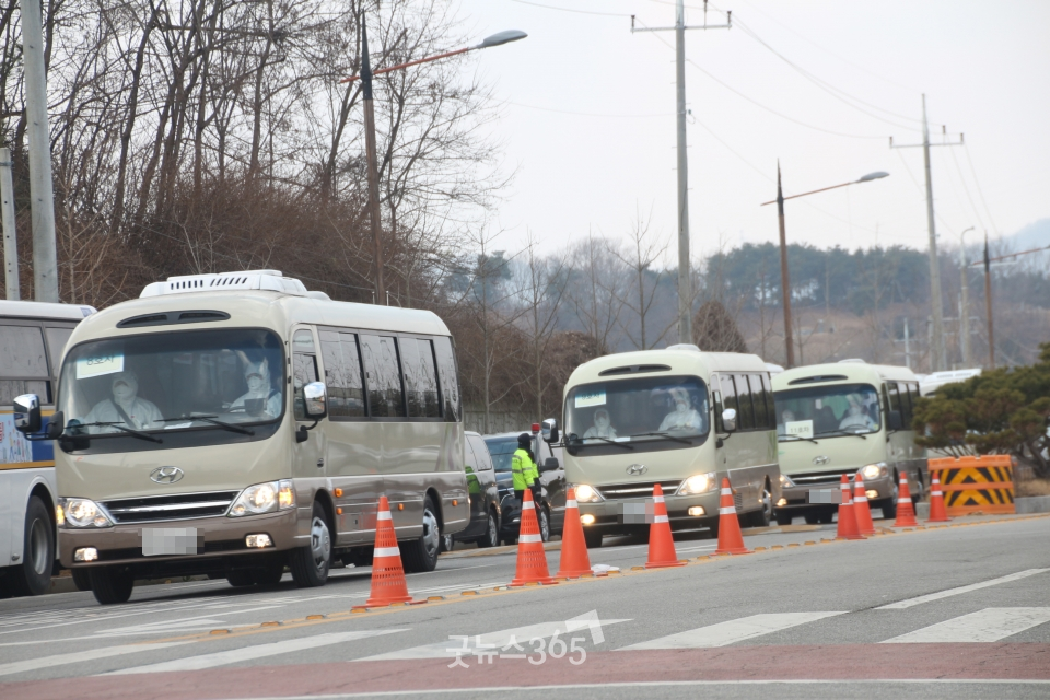사진은 우한교민이 지난 1월 31일 아산 임시생활시설인 경찰인재개발원에 도착하고 있는 모습