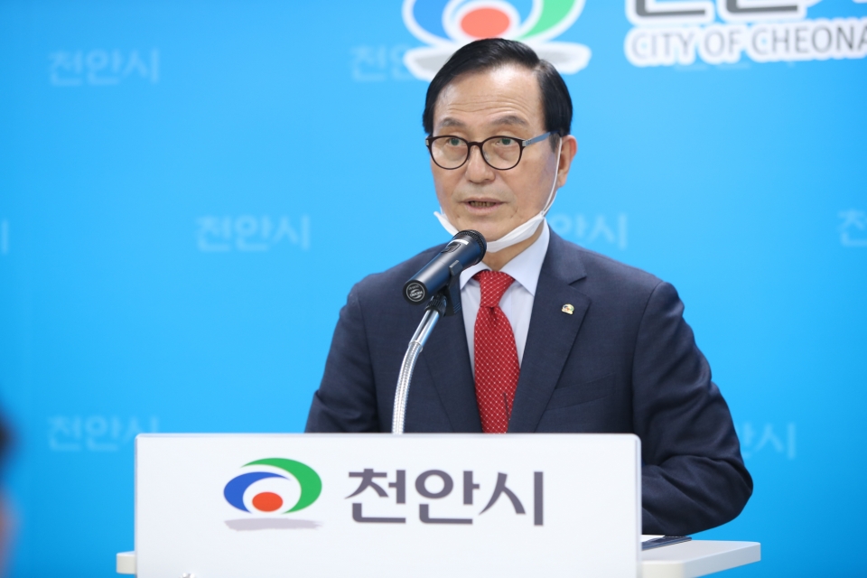 박상돈 시장이 25일 천안시청 브리핑실에서 기자회견을 열고 '일봉산 도시공원 민간개발특례사업' 관련 주민투표를 실시키로 했다며 배경을 설명하고 있다.