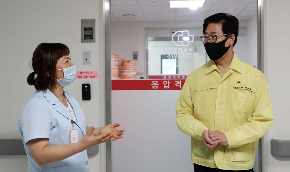 양승조 충남도지사가 22일 천안의료원을 방문해 간호사로부터 코로나19 관련 음압 병실 운영을 듣고 있다.